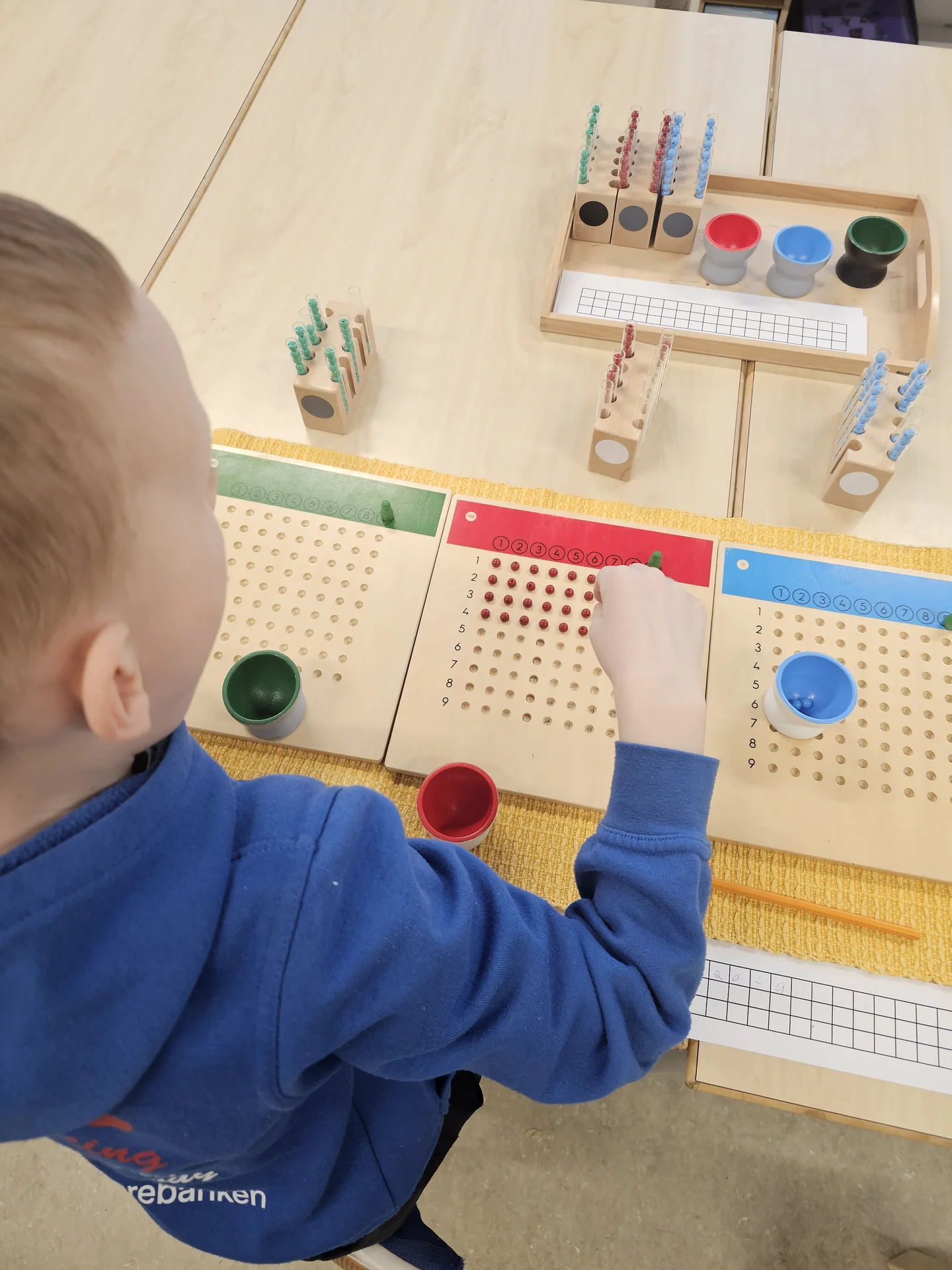 Elev som arbeider med tellebrett og perler