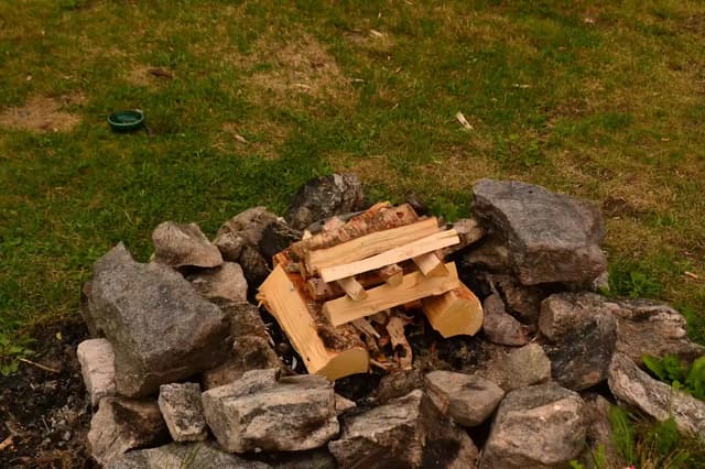 Slik bygger vi bål i seremonien